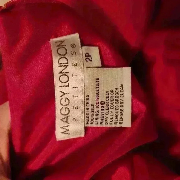 NWOT MAGGIE LONDON Silk Scarlet Red Formal Dress Knee Length Romantic Neckline - Picture 7 of 9
